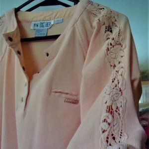 woman's long sleeve peach top